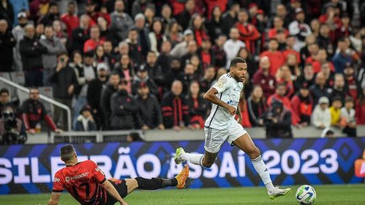 Wesley fez o terceiro gol do Cruzeiro no empate por 3 a 3 com o Athletico-Pr