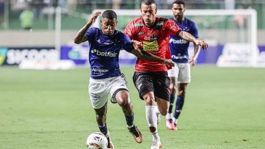 Wesley Gasolina em ação na derrota contra o Pouso Alegre, no Independência