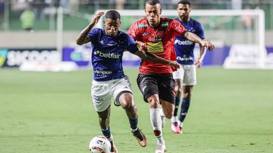 Wesley Gasolina em ação na derrota contra o Pouso Alegre, no Independência