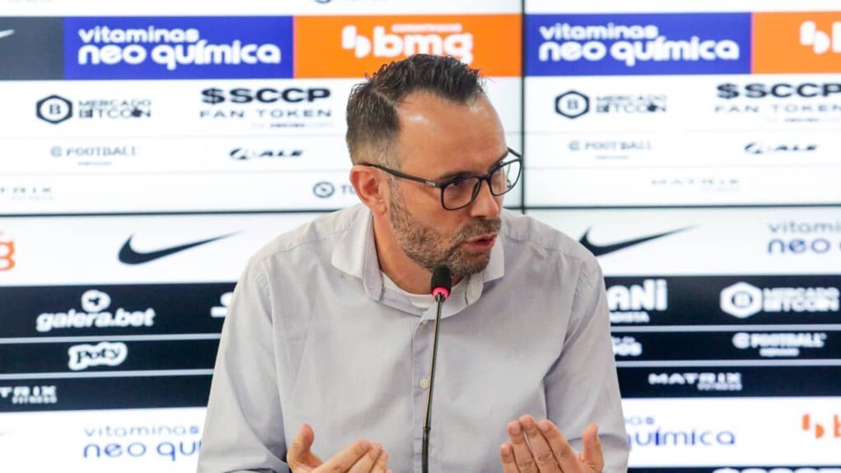 Diretor financeiro do Corinthians revela folha salarial do clube