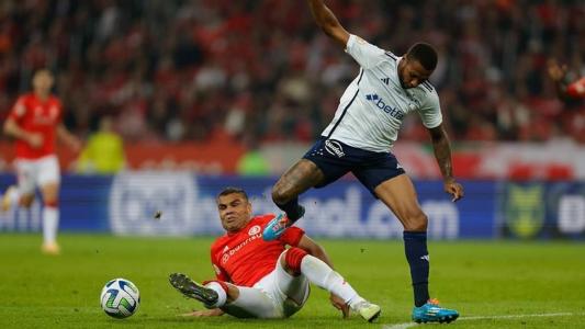 Wesley perdeu uma chance claríssima de gol no primeiro tempo