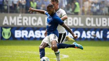 Wesley perdeu uma chance clara de gol em duelo com o Coritiba, no Independência
