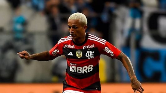 Wesley recebeu o terceiro cartão amarelo e é desfalque no Flamengo na semifinal da Copa do Brasil