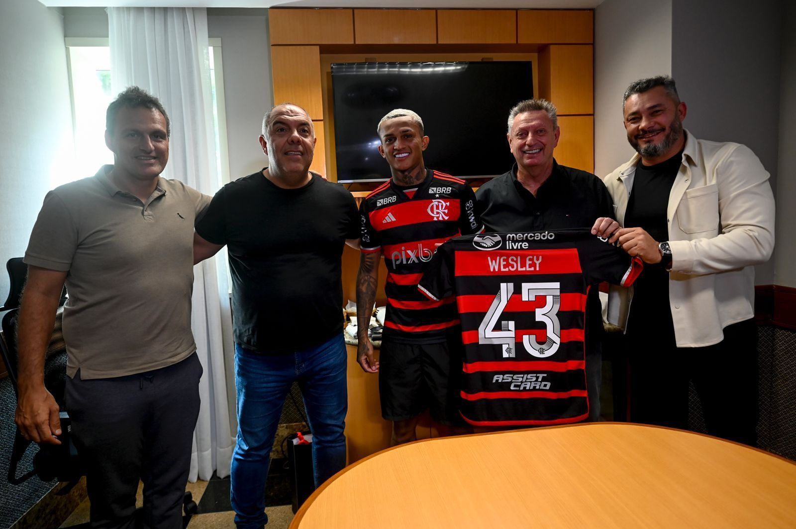 Wesley celebra renovação de contrato com o Flamengo até 2028 e faz promessa