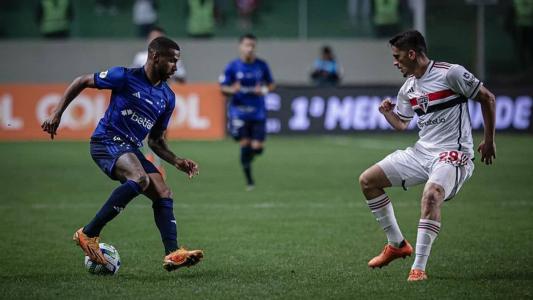 Wesley tenta passar por Pablo Maia em Cruzeiro x São Paulo, no Independência
