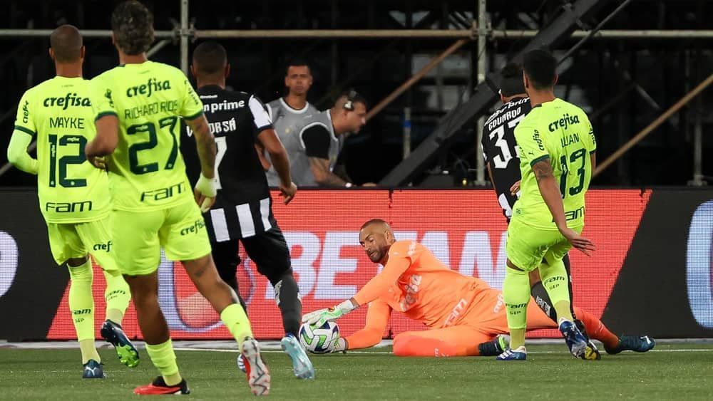 Weverton volta a defender pênalti pelo Palmeiras no tempo normal após quatro anos
