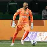 Weverton, do Palmeiras, passa em exame para ser piloto de avião; veja próximos passos