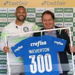 Weverton recebe homenagem no Palmeiras e diz: 'Momentos difíceis fortalecem'