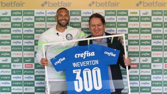 Weverton recebe homenagem pelos 300 jogos no Palmeiras e diz que 'momentos difíceis fortalecem'