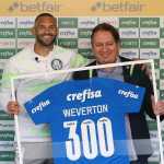 Weverton recebe homenagem no Palmeiras e diz: 'Momentos difíceis fortalecem'