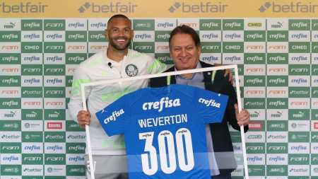 Weverton recebe homenagem pelos 300 jogos no Palmeiras e diz que 'momentos difíceis fortalecem'