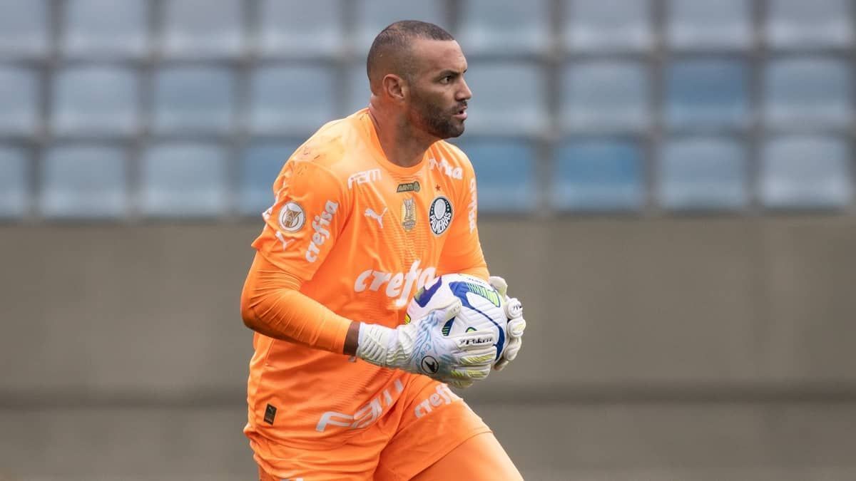 Weverton tem média superior a Cássio e é um dos maiores pegadores de pênaltis da história do Palmeiras