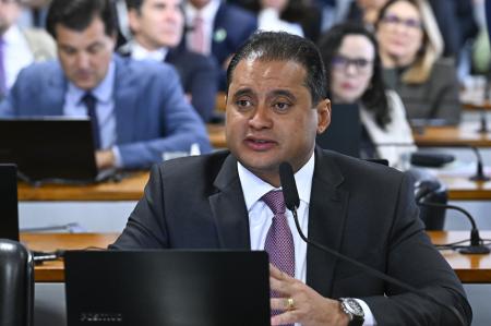 O senador Weverton (PDT-MA), relator da indicação de Jorge Messias ao STF