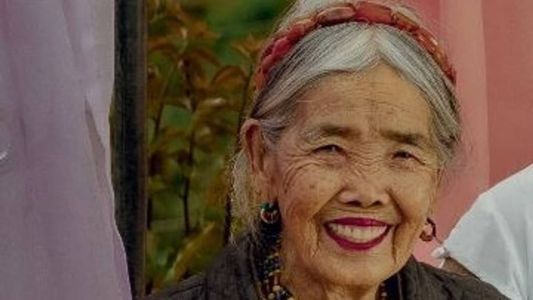 Whang-Od faz tatuagens desde a adolescência e é considerada a tatuadora tradicional mais antiga do país