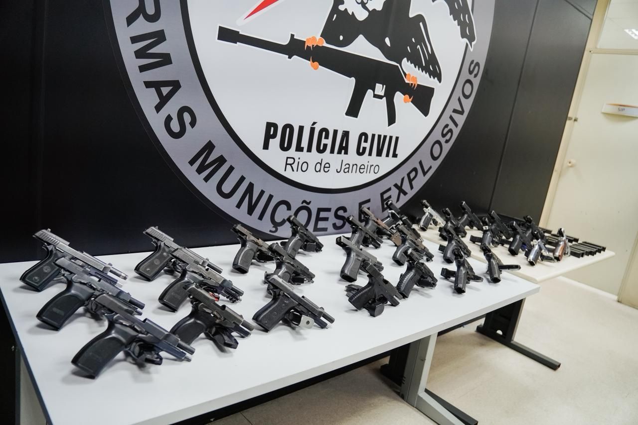 Mulher é presa no RJ viajando com 30 pistolas; PC diz que armas eram do Comando Vermelho