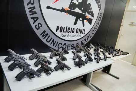Polícia Civil apreende 30 armas que iriam para o Complexo do Alemão
