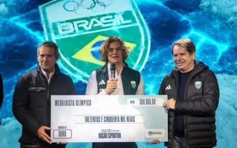Lucas Pinheiro Braathen recebe cheque do Comitê Olímpico do Brasil após medalha de ouro na Olimpíada de Inverno