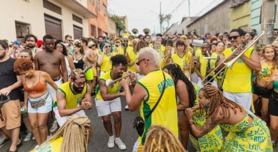 Foliões e banda aproveitam bloco em Belo Horizonte