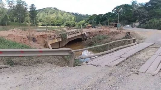Ponte do Pereira, em Mercês-MG, teve estrutura abalada em 2018, colapsou em 2020 e só agora, em 2025, foi recuperada