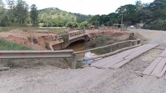 Ponte do Pereira, em Mercês-MG, teve estrutura abalada em 2018, colapsou em 2020 e só agora, em 2025, foi recuperada