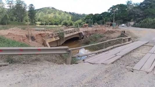 Ponte do Pereira, em Mercês-MG, teve estrutura abalada em 2018, colapsou em 2020 e só agora, em 2025, foi recuperada