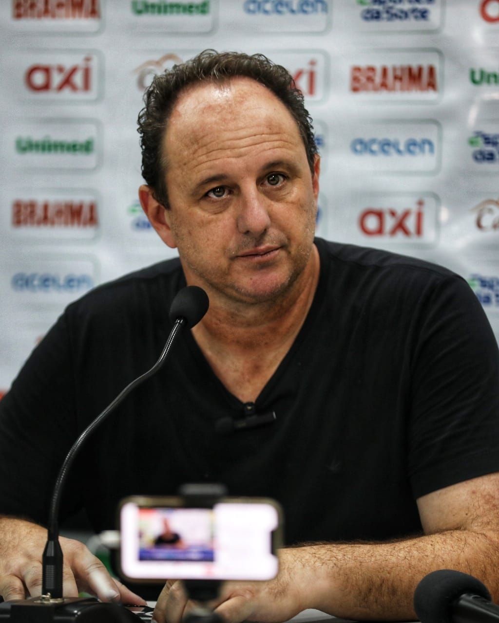 'Me sinto envergonhado pelo meu trabalho no Bahia', diz Rogério Ceni
