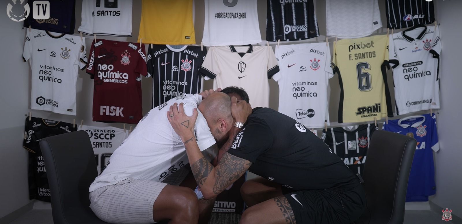 Choro e histórias: vídeo mostra jogadores do Corinthians se despedindo de Fábio Santos