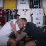 Choro e histórias: vídeo mostra jogadores do Corinthians se despedindo de Fábio Santos