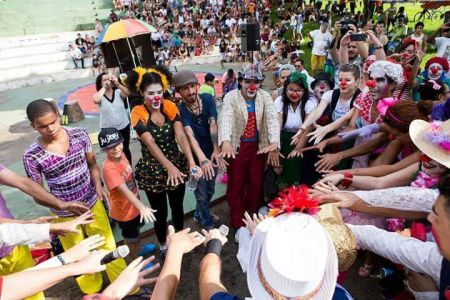 Grupo Farroupilha de Ipatinga no Dia do palhaço brincando com crianças no parque Ipanema.
