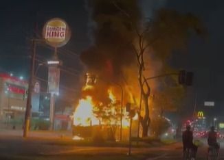 Torcedores do Santos ateiam fogo em veículos no entorno da Vila Belmiro