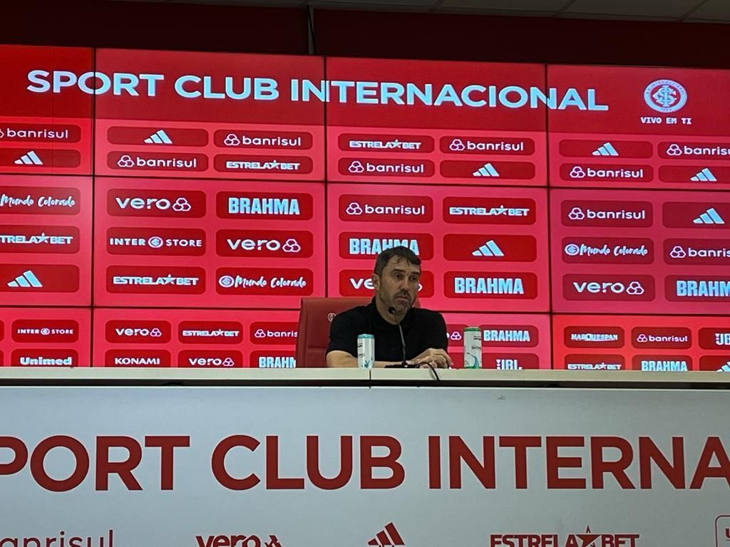 Coudet evita falar sobre renovação e comenta eleição do Inter