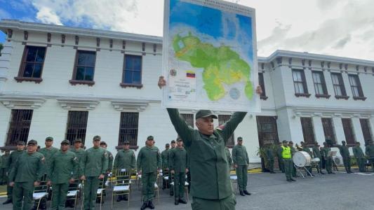Soldados do exército venezuelano fazem exercícios militares