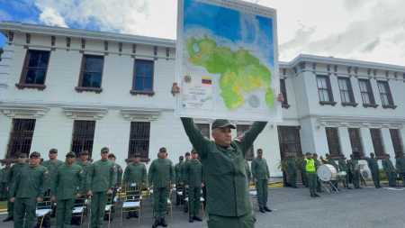 Soldados do exército venezuelano fazem exercícios militares