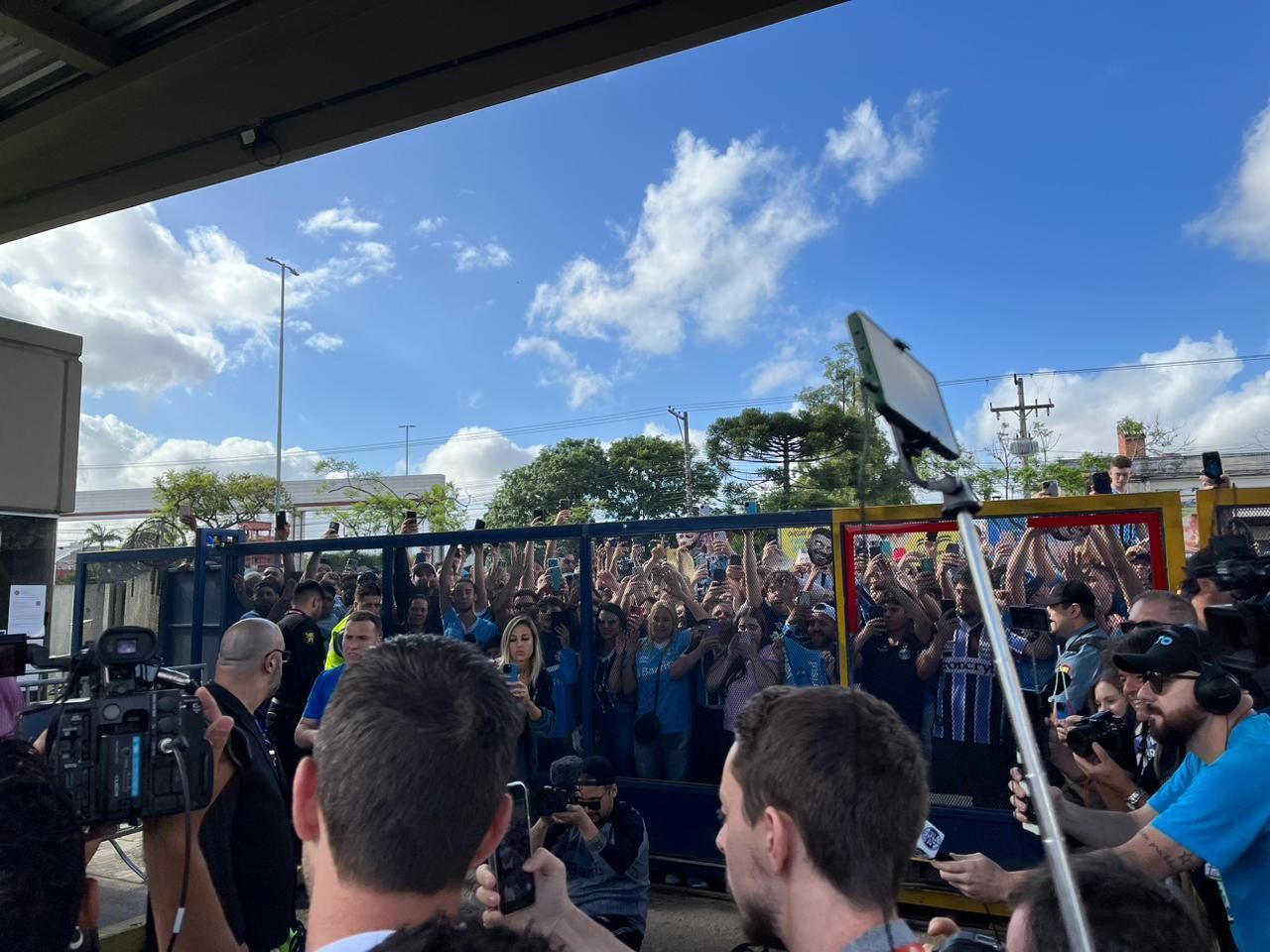 Torcida do Grêmio vai até aeroporto para despedida de Luis Suárez; veja vídeo