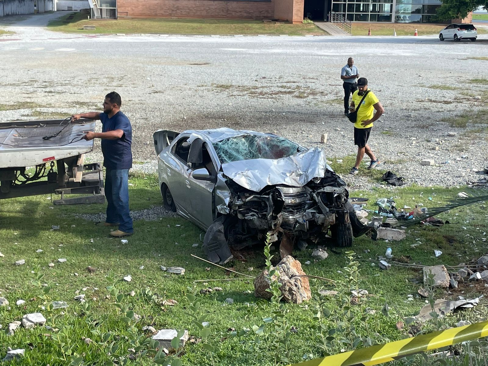 Veja imagens da destruição de carro que invadiu a UFMG e capotou após perseguição policial