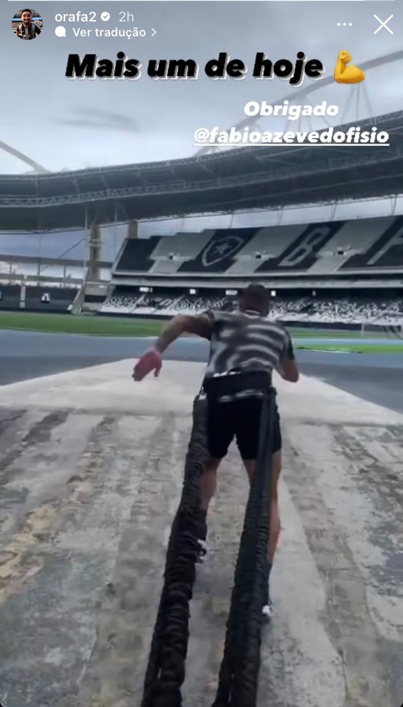 Em recuperação de lesão, lateral do Botafogo treina no Nilton Santos
