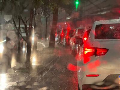 Imagens mostram trânsito, pessoas, carros em meio à chuva em Belo Horizonte