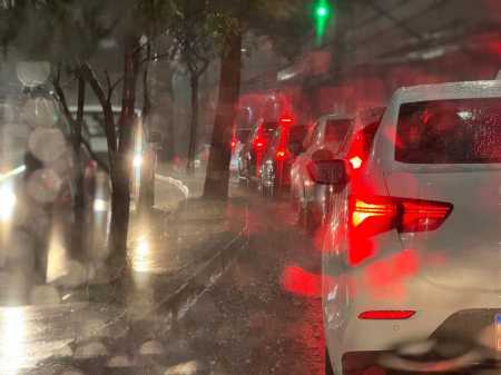 Imagens mostram trânsito, pessoas, carros em meio à chuva em Belo Horizonte