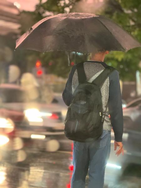 Imagens mostram trânsito, pessoas, carros em meio à chuva em Belo Horizonte