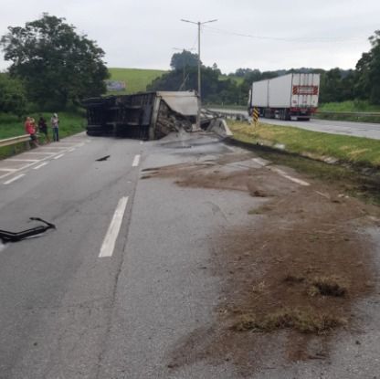 Carreta com cimento tomba na Fernão Dias no sentido São Paulo e tem congestionamento de 11km