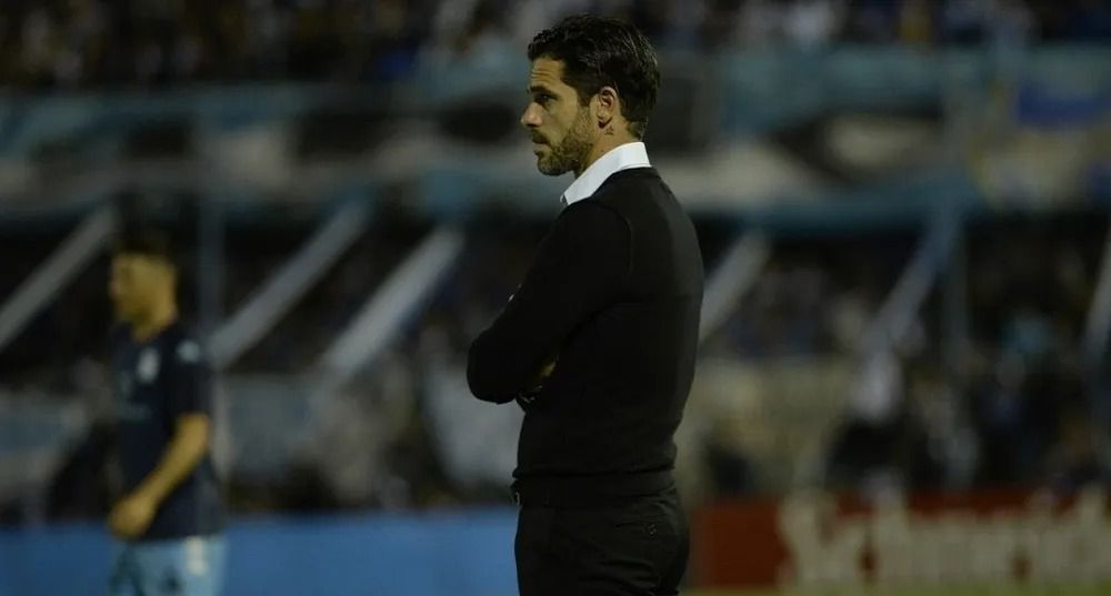 Rádio diz que Chivas entrou na disputa por Gago, que negociou com Cruzeiro