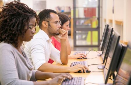 pessoas olhando para a tela do computador
