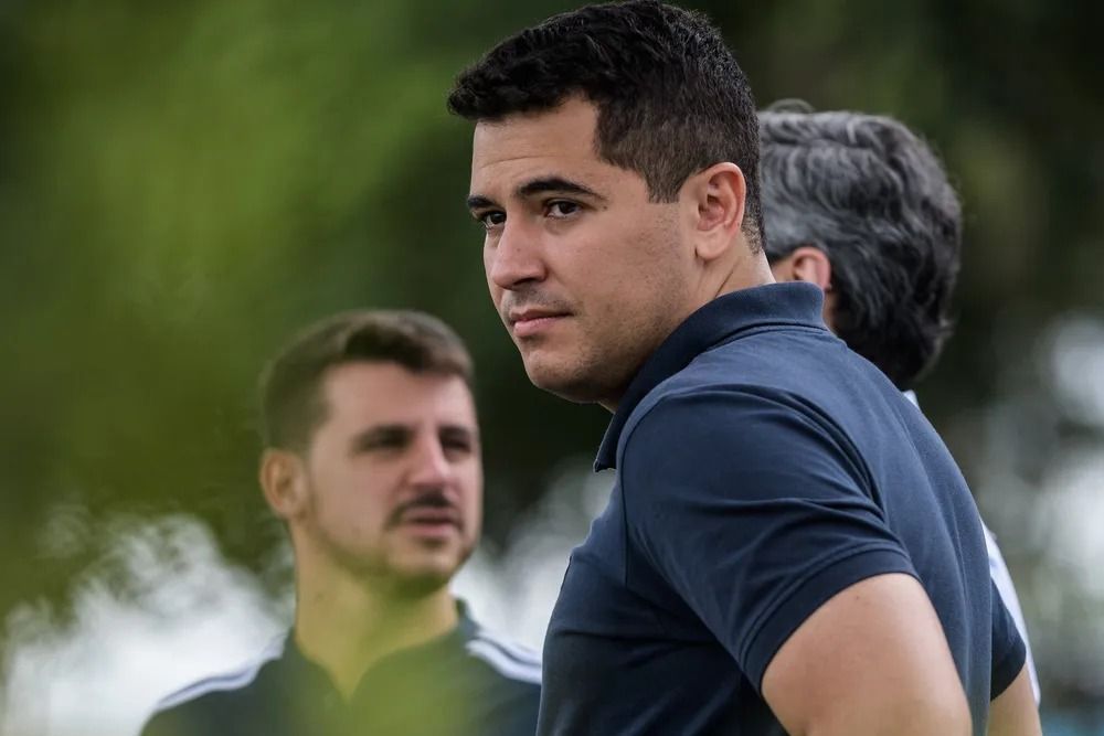 Pedro Martins chega ao Rio de Janeiro e procura novo técnico para o Vasco