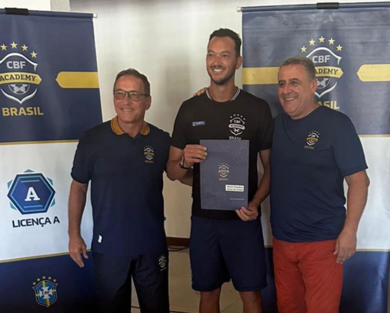 Ex-zagueiro do Atlético, Réver recebe licença para comandar equipes profissionais