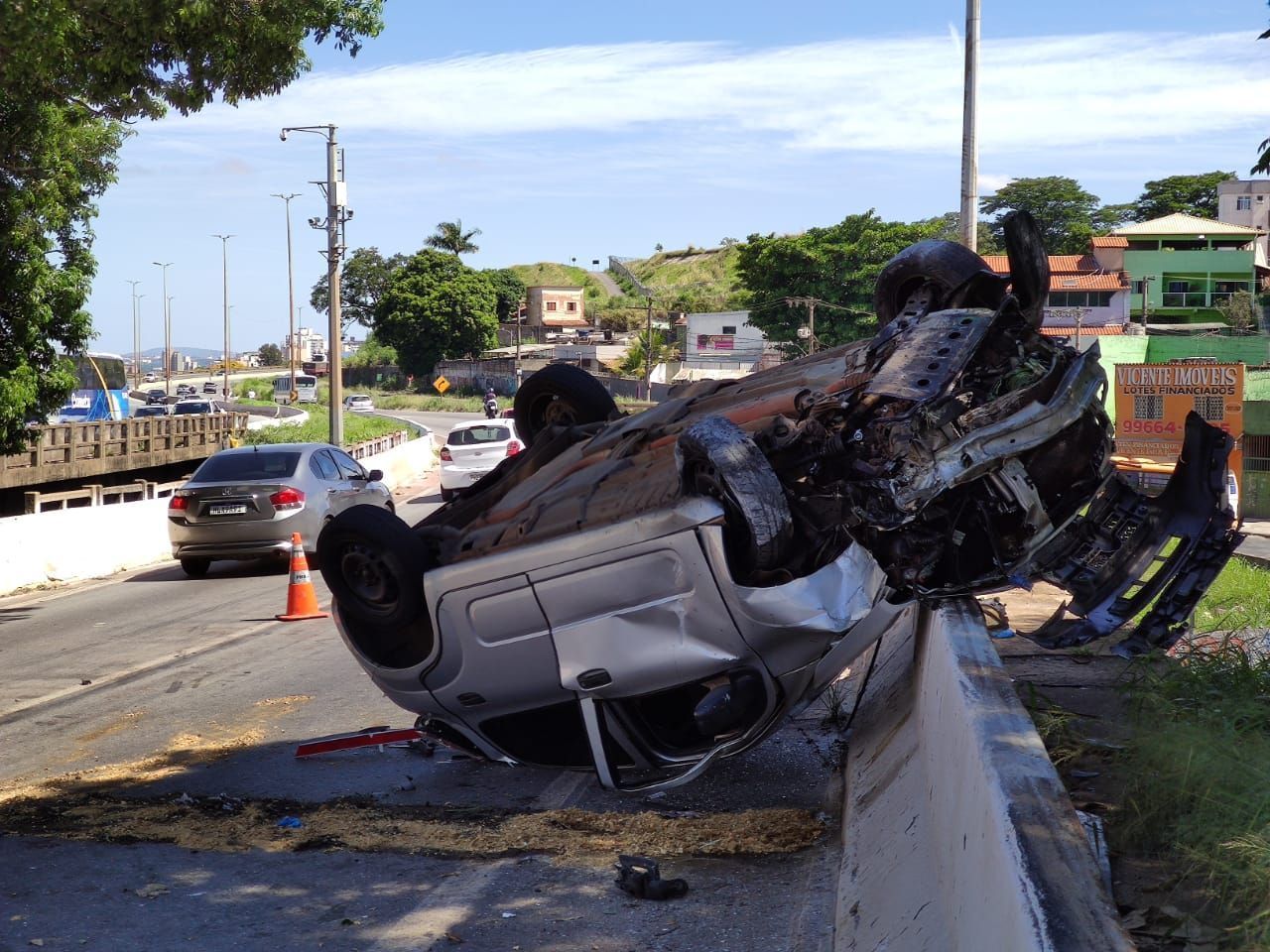 Três pessoas ficam feridas após carro capotar no Anel Rodoviário, em BH