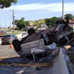 Três pessoas ficam feridas após carro capotar no Anel Rodoviário, em BH