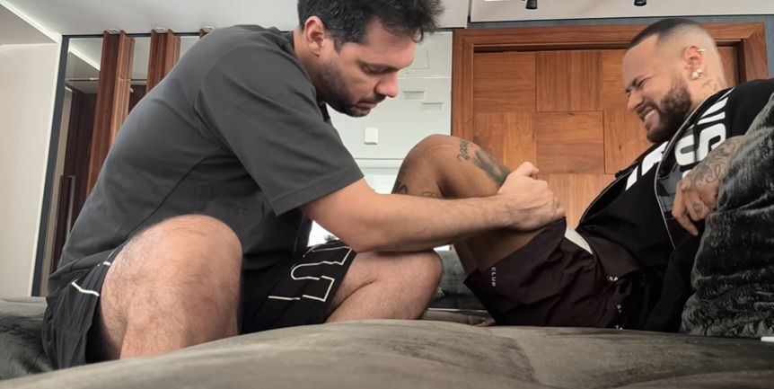 Neymar posta vídeo do tratamento de lesão no joelho; assista