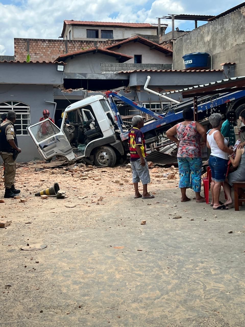 Caminhão cai sobre três casas no Barreiro em Belo Horizonte; veja imagens