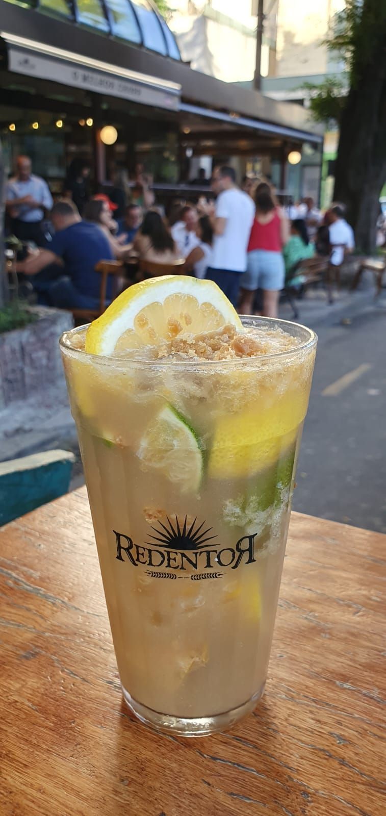 Como fazer caipirinha? Veja receita de caipirinha com três limões e rapadura