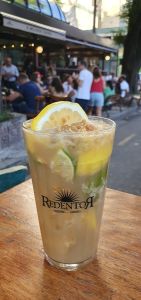 Copo de caipirinha com limões, gelo e rapadura